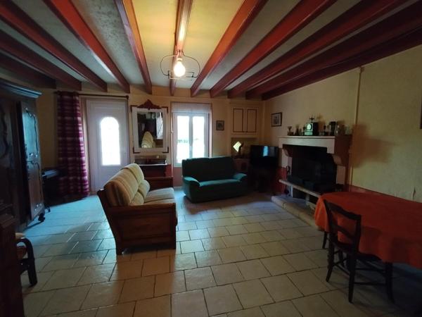 Découvrez ce gîte de caractère avec piscine hors sol et grand terrain