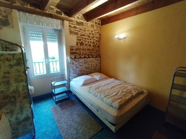 Découvrez ce gîte de caractère avec piscine hors sol et grand terrain