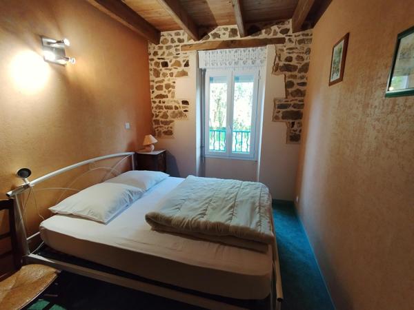 Découvrez ce gîte de caractère avec piscine hors sol et grand terrain