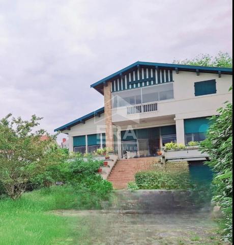 Une adresse d'exception, un panorama unique, un projet à façonner selon vos aspirations : une opportunité rare sur le front de mer d'Arcachon.