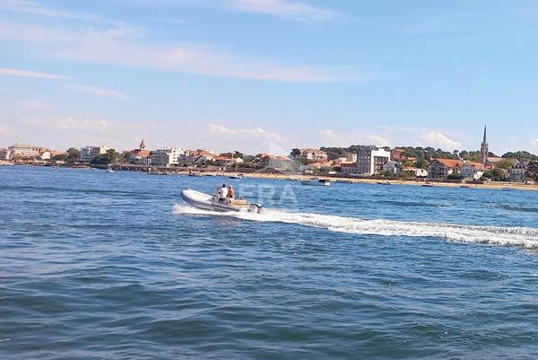 Une adresse d'exception, un panorama unique, un projet à façonner selon vos aspirations : une opportunité rare sur le front de mer d'Arcachon.