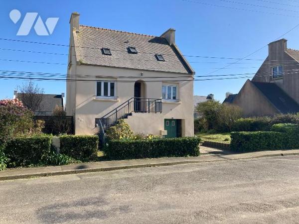 A Lannilis,  Maison traditionnelle  édifiée sur sous-sol complet de 1974, pour 84m2 habitables ...
