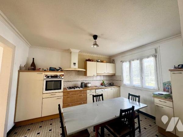 A Lannilis,  Maison traditionnelle  édifiée sur sous-sol complet de 1974, pour 84m2 habitables ...