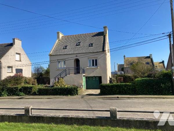 A Lannilis,  Maison traditionnelle  édifiée sur sous-sol complet de 1974, pour 84m2 habitables ...