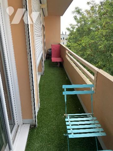 Un appartement de type F 4, 4ème étage, balcon.
Chauffage collectif.
cave.