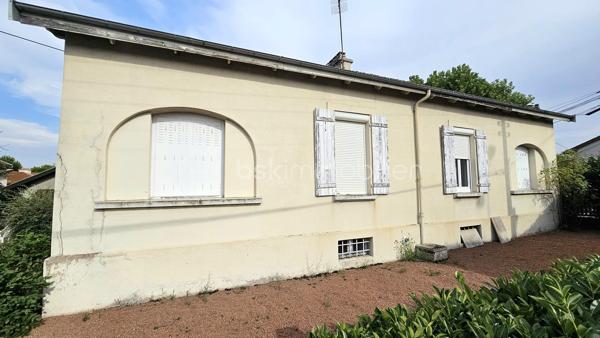 Située à proximité immédiate des commodités, cette maison individuelle d'environ 112 m² habitables séduira les familles à la recherche d'espace et les acquéreurs souhaitant personnaliser leur futur lieu de vie.

Édifiée sur un terrain d'environ 517 m², elle offre une distribution fonctionnelle avec une entrée, une cuisine indépendante, un salon lumineux, une salle à manger, 3 chambres, une salle de bains et un WC indépendant.

Le sous-sol complet constitue un véritable atout avec une 4ᵉ chambre, une salle de jeux, plusieurs caves et espaces de rangement, un local technique ainsi qu'un garage, offrant de nombreuses possibilités d'aménagement selon vos besoins.

Des travaux récents ont déjà été réalisés, notamment le remplacement de plusieurs fenêtres en PVC double vitrage ainsi que l'installation d'un volet roulant solaire, améliorant le confort du logement.

Cette maison saine et évolutive représente une excellente opportunité pour une résidence principale, avec un fort potentiel de valorisation après rénovation énergétique.

Les + :

- Maison individuelle de plain-pied d'environ 112 m²
- Terrain d'environ 517 m²
- 3 chambres + 1 chambre en sous-sol
- Sous-sol complet avec nombreuses dépendances
- Garage
- Fenêtres récentes en PVC double vitrage
- Volet roulant solaire récent
- Fort potentiel d'aménagement.

Une opportunité rare pour les acquéreurs souhaitant créer une maison à leur image tout en bénéficiant de beaux volumes et d'un emplacement pratique. À découvrir rapidement !