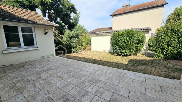 Située à proximité immédiate des commodités, cette maison individuelle d'environ 112 m² habitables séduira les familles à la recherche d'espace et les acquéreurs souhaitant personnaliser leur futur lieu de vie.

Édifiée sur un terrain d'environ 517 m², elle offre une distribution fonctionnelle avec une entrée, une cuisine indépendante, un salon lumineux, une salle à manger, 3 chambres, une salle de bains et un WC indépendant.

Le sous-sol complet constitue un véritable atout avec une 4ᵉ chambre, une salle de jeux, plusieurs caves et espaces de rangement, un local technique ainsi qu'un garage, offrant de nombreuses possibilités d'aménagement selon vos besoins.

Des travaux récents ont déjà été réalisés, notamment le remplacement de plusieurs fenêtres en PVC double vitrage ainsi que l'installation d'un volet roulant solaire, améliorant le confort du logement.

Cette maison saine et évolutive représente une excellente opportunité pour une résidence principale, avec un fort potentiel de valorisation après rénovation énergétique.

Les + :

- Maison individuelle de plain-pied d'environ 112 m²
- Terrain d'environ 517 m²
- 3 chambres + 1 chambre en sous-sol
- Sous-sol complet avec nombreuses dépendances
- Garage
- Fenêtres récentes en PVC double vitrage
- Volet roulant solaire récent
- Fort potentiel d'aménagement.

Une opportunité rare pour les acquéreurs souhaitant créer une maison à leur image tout en bénéficiant de beaux volumes et d'un emplacement pratique. À découvrir rapidement !