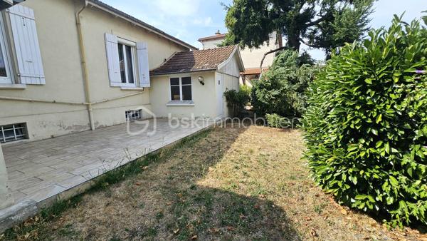 Située à proximité immédiate des commodités, cette maison individuelle d'environ 112 m² habitables séduira les familles à la recherche d'espace et les acquéreurs souhaitant personnaliser leur futur lieu de vie.

Édifiée sur un terrain d'environ 517 m², elle offre une distribution fonctionnelle avec une entrée, une cuisine indépendante, un salon lumineux, une salle à manger, 3 chambres, une salle de bains et un WC indépendant.

Le sous-sol complet constitue un véritable atout avec une 4ᵉ chambre, une salle de jeux, plusieurs caves et espaces de rangement, un local technique ainsi qu'un garage, offrant de nombreuses possibilités d'aménagement selon vos besoins.

Des travaux récents ont déjà été réalisés, notamment le remplacement de plusieurs fenêtres en PVC double vitrage ainsi que l'installation d'un volet roulant solaire, améliorant le confort du logement.

Cette maison saine et évolutive représente une excellente opportunité pour une résidence principale, avec un fort potentiel de valorisation après rénovation énergétique.

Les + :

- Maison individuelle de plain-pied d'environ 112 m²
- Terrain d'environ 517 m²
- 3 chambres + 1 chambre en sous-sol
- Sous-sol complet avec nombreuses dépendances
- Garage
- Fenêtres récentes en PVC double vitrage
- Volet roulant solaire récent
- Fort potentiel d'aménagement.

Une opportunité rare pour les acquéreurs souhaitant créer une maison à leur image tout en bénéficiant de beaux volumes et d'un emplacement pratique. À découvrir rapidement !