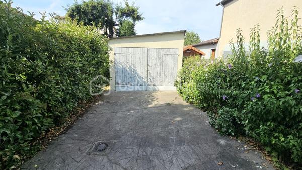 Située à proximité immédiate des commodités, cette maison individuelle d'environ 112 m² habitables séduira les familles à la recherche d'espace et les acquéreurs souhaitant personnaliser leur futur lieu de vie.

Édifiée sur un terrain d'environ 517 m², elle offre une distribution fonctionnelle avec une entrée, une cuisine indépendante, un salon lumineux, une salle à manger, 3 chambres, une salle de bains et un WC indépendant.

Le sous-sol complet constitue un véritable atout avec une 4ᵉ chambre, une salle de jeux, plusieurs caves et espaces de rangement, un local technique ainsi qu'un garage, offrant de nombreuses possibilités d'aménagement selon vos besoins.

Des travaux récents ont déjà été réalisés, notamment le remplacement de plusieurs fenêtres en PVC double vitrage ainsi que l'installation d'un volet roulant solaire, améliorant le confort du logement.

Cette maison saine et évolutive représente une excellente opportunité pour une résidence principale, avec un fort potentiel de valorisation après rénovation énergétique.

Les + :

- Maison individuelle de plain-pied d'environ 112 m²
- Terrain d'environ 517 m²
- 3 chambres + 1 chambre en sous-sol
- Sous-sol complet avec nombreuses dépendances
- Garage
- Fenêtres récentes en PVC double vitrage
- Volet roulant solaire récent
- Fort potentiel d'aménagement.

Une opportunité rare pour les acquéreurs souhaitant créer une maison à leur image tout en bénéficiant de beaux volumes et d'un emplacement pratique. À découvrir rapidement !