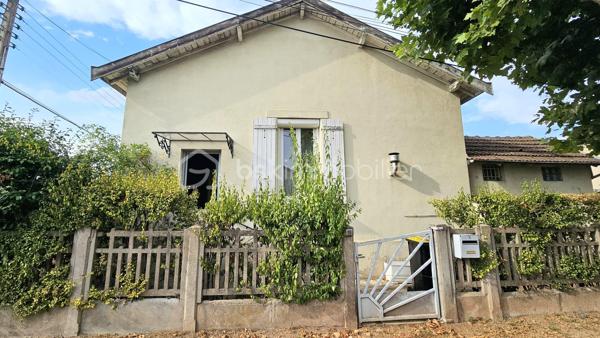 Située à proximité immédiate des commodités, cette maison individuelle d'environ 112 m² habitables séduira les familles à la recherche d'espace et les acquéreurs souhaitant personnaliser leur futur lieu de vie.

Édifiée sur un terrain d'environ 517 m², elle offre une distribution fonctionnelle avec une entrée, une cuisine indépendante, un salon lumineux, une salle à manger, 3 chambres, une salle de bains et un WC indépendant.

Le sous-sol complet constitue un véritable atout avec une 4ᵉ chambre, une salle de jeux, plusieurs caves et espaces de rangement, un local technique ainsi qu'un garage, offrant de nombreuses possibilités d'aménagement selon vos besoins.

Des travaux récents ont déjà été réalisés, notamment le remplacement de plusieurs fenêtres en PVC double vitrage ainsi que l'installation d'un volet roulant solaire, améliorant le confort du logement.

Cette maison saine et évolutive représente une excellente opportunité pour une résidence principale, avec un fort potentiel de valorisation après rénovation énergétique.

Les + :

- Maison individuelle de plain-pied d'environ 112 m²
- Terrain d'environ 517 m²
- 3 chambres + 1 chambre en sous-sol
- Sous-sol complet avec nombreuses dépendances
- Garage
- Fenêtres récentes en PVC double vitrage
- Volet roulant solaire récent
- Fort potentiel d'aménagement.

Une opportunité rare pour les acquéreurs souhaitant créer une maison à leur image tout en bénéficiant de beaux volumes et d'un emplacement pratique. À découvrir rapidement !