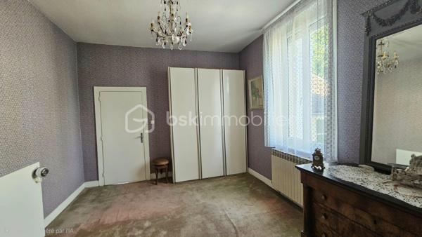 Située à proximité immédiate des commodités, cette maison individuelle d'environ 112 m² habitables séduira les familles à la recherche d'espace et les acquéreurs souhaitant personnaliser leur futur lieu de vie.

Édifiée sur un terrain d'environ 517 m², elle offre une distribution fonctionnelle avec une entrée, une cuisine indépendante, un salon lumineux, une salle à manger, 3 chambres, une salle de bains et un WC indépendant.

Le sous-sol complet constitue un véritable atout avec une 4ᵉ chambre, une salle de jeux, plusieurs caves et espaces de rangement, un local technique ainsi qu'un garage, offrant de nombreuses possibilités d'aménagement selon vos besoins.

Des travaux récents ont déjà été réalisés, notamment le remplacement de plusieurs fenêtres en PVC double vitrage ainsi que l'installation d'un volet roulant solaire, améliorant le confort du logement.

Cette maison saine et évolutive représente une excellente opportunité pour une résidence principale, avec un fort potentiel de valorisation après rénovation énergétique.

Les + :

- Maison individuelle de plain-pied d'environ 112 m²
- Terrain d'environ 517 m²
- 3 chambres + 1 chambre en sous-sol
- Sous-sol complet avec nombreuses dépendances
- Garage
- Fenêtres récentes en PVC double vitrage
- Volet roulant solaire récent
- Fort potentiel d'aménagement.

Une opportunité rare pour les acquéreurs souhaitant créer une maison à leur image tout en bénéficiant de beaux volumes et d'un emplacement pratique. À découvrir rapidement !
