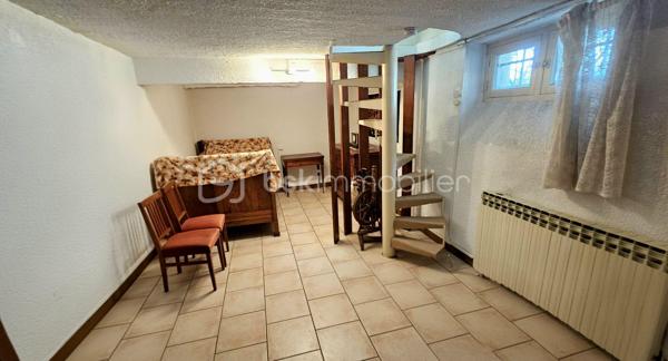 Située à proximité immédiate des commodités, cette maison individuelle d'environ 112 m² habitables séduira les familles à la recherche d'espace et les acquéreurs souhaitant personnaliser leur futur lieu de vie.

Édifiée sur un terrain d'environ 517 m², elle offre une distribution fonctionnelle avec une entrée, une cuisine indépendante, un salon lumineux, une salle à manger, 3 chambres, une salle de bains et un WC indépendant.

Le sous-sol complet constitue un véritable atout avec une 4ᵉ chambre, une salle de jeux, plusieurs caves et espaces de rangement, un local technique ainsi qu'un garage, offrant de nombreuses possibilités d'aménagement selon vos besoins.

Des travaux récents ont déjà été réalisés, notamment le remplacement de plusieurs fenêtres en PVC double vitrage ainsi que l'installation d'un volet roulant solaire, améliorant le confort du logement.

Cette maison saine et évolutive représente une excellente opportunité pour une résidence principale, avec un fort potentiel de valorisation après rénovation énergétique.

Les + :

- Maison individuelle de plain-pied d'environ 112 m²
- Terrain d'environ 517 m²
- 3 chambres + 1 chambre en sous-sol
- Sous-sol complet avec nombreuses dépendances
- Garage
- Fenêtres récentes en PVC double vitrage
- Volet roulant solaire récent
- Fort potentiel d'aménagement.

Une opportunité rare pour les acquéreurs souhaitant créer une maison à leur image tout en bénéficiant de beaux volumes et d'un emplacement pratique. À découvrir rapidement !