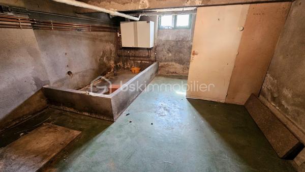 Située à proximité immédiate des commodités, cette maison individuelle d'environ 112 m² habitables séduira les familles à la recherche d'espace et les acquéreurs souhaitant personnaliser leur futur lieu de vie.

Édifiée sur un terrain d'environ 517 m², elle offre une distribution fonctionnelle avec une entrée, une cuisine indépendante, un salon lumineux, une salle à manger, 3 chambres, une salle de bains et un WC indépendant.

Le sous-sol complet constitue un véritable atout avec une 4ᵉ chambre, une salle de jeux, plusieurs caves et espaces de rangement, un local technique ainsi qu'un garage, offrant de nombreuses possibilités d'aménagement selon vos besoins.

Des travaux récents ont déjà été réalisés, notamment le remplacement de plusieurs fenêtres en PVC double vitrage ainsi que l'installation d'un volet roulant solaire, améliorant le confort du logement.

Cette maison saine et évolutive représente une excellente opportunité pour une résidence principale, avec un fort potentiel de valorisation après rénovation énergétique.

Les + :

- Maison individuelle de plain-pied d'environ 112 m²
- Terrain d'environ 517 m²
- 3 chambres + 1 chambre en sous-sol
- Sous-sol complet avec nombreuses dépendances
- Garage
- Fenêtres récentes en PVC double vitrage
- Volet roulant solaire récent
- Fort potentiel d'aménagement.

Une opportunité rare pour les acquéreurs souhaitant créer une maison à leur image tout en bénéficiant de beaux volumes et d'un emplacement pratique. À découvrir rapidement !