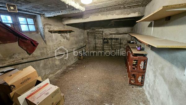 Située à proximité immédiate des commodités, cette maison individuelle d'environ 112 m² habitables séduira les familles à la recherche d'espace et les acquéreurs souhaitant personnaliser leur futur lieu de vie.

Édifiée sur un terrain d'environ 517 m², elle offre une distribution fonctionnelle avec une entrée, une cuisine indépendante, un salon lumineux, une salle à manger, 3 chambres, une salle de bains et un WC indépendant.

Le sous-sol complet constitue un véritable atout avec une 4ᵉ chambre, une salle de jeux, plusieurs caves et espaces de rangement, un local technique ainsi qu'un garage, offrant de nombreuses possibilités d'aménagement selon vos besoins.

Des travaux récents ont déjà été réalisés, notamment le remplacement de plusieurs fenêtres en PVC double vitrage ainsi que l'installation d'un volet roulant solaire, améliorant le confort du logement.

Cette maison saine et évolutive représente une excellente opportunité pour une résidence principale, avec un fort potentiel de valorisation après rénovation énergétique.

Les + :

- Maison individuelle de plain-pied d'environ 112 m²
- Terrain d'environ 517 m²
- 3 chambres + 1 chambre en sous-sol
- Sous-sol complet avec nombreuses dépendances
- Garage
- Fenêtres récentes en PVC double vitrage
- Volet roulant solaire récent
- Fort potentiel d'aménagement.

Une opportunité rare pour les acquéreurs souhaitant créer une maison à leur image tout en bénéficiant de beaux volumes et d'un emplacement pratique. À découvrir rapidement !