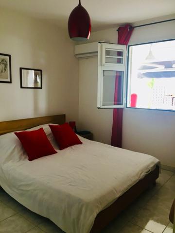 À LOUER – Appartement T3 vide au Gosier, vue mer 1 240 € CC Charges locatives de copropriété comprises