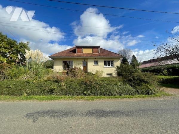Maison comprenant : 
Hall d’entrée, salon/séjour, cuisine, salle de bains, wc, deux chambres,