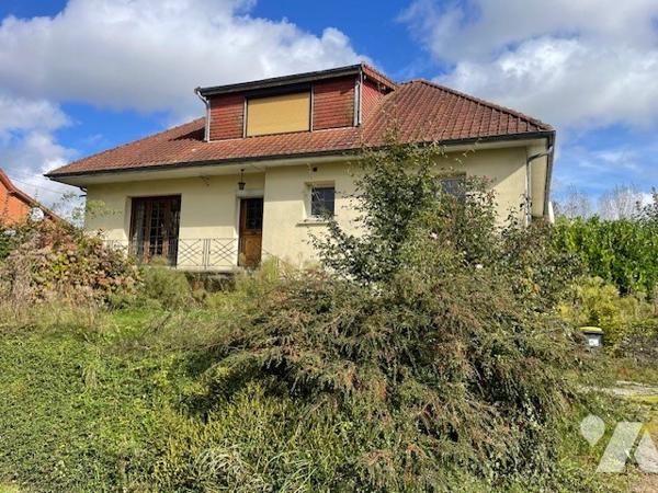 Maison comprenant : 
Hall d’entrée, salon/séjour, cuisine, salle de bains, wc, deux chambres,