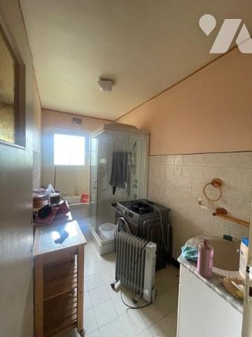 Maison comprenant : 
Hall d’entrée, salon/séjour, cuisine, salle de bains, wc, deux chambres,