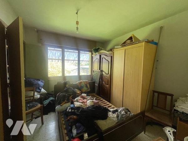 Maison comprenant : 
Hall d’entrée, salon/séjour, cuisine, salle de bains, wc, deux chambres,