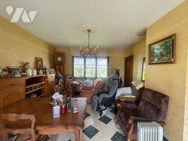 Maison comprenant : 
Hall d’entrée, salon/séjour, cuisine, salle de bains, wc, deux chambres,