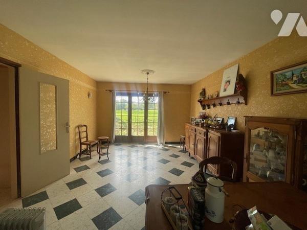 Maison comprenant : 
Hall d’entrée, salon/séjour, cuisine, salle de bains, wc, deux chambres,