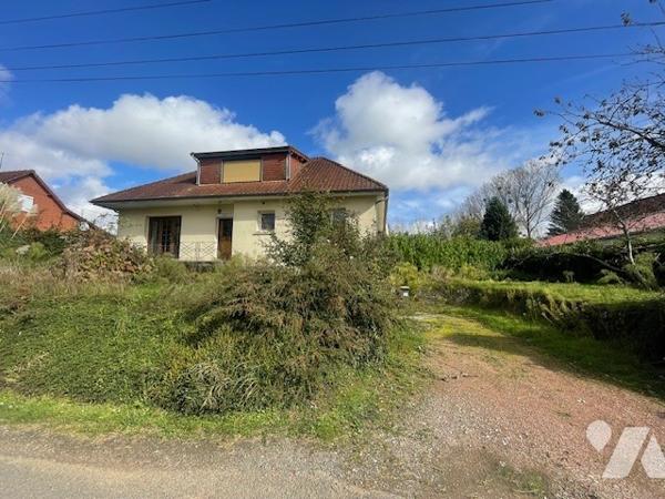 Maison comprenant : 
Hall d’entrée, salon/séjour, cuisine, salle de bains, wc, deux chambres,