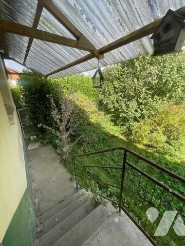 Maison comprenant : 
Hall d’entrée, salon/séjour, cuisine, salle de bains, wc, deux chambres,