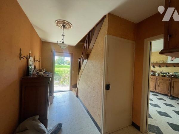 Maison comprenant : 
Hall d’entrée, salon/séjour, cuisine, salle de bains, wc, deux chambres,