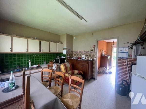 Maison comprenant : 
Hall d’entrée, salon/séjour, cuisine, salle de bains, wc, deux chambres,