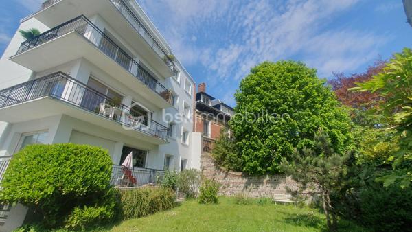 Vous recherchez un appartement en CENTRE VILLE, quartier des GOBELINS, proche SQUARE SAINT ROCH, HOTEL DE VILLE, toutes les commodités à pied ; venez découvrir cet appartement de 100m².
Dans une petite copropriété, tres bien entretenue avec JARDIN sans vis à vis, l'appartement se situe au 1er étage, très LUMINEUX avec sa TRIPLE EXPOSITION.
Il se compose d'une entrée avec placards, d'une cuisine aménagée avec son arrière cuisine, un séjour salon avec cheminée sans vis à vis exposé SUD OUEST avec un BALCON pour se détendre avec vue sur le jardin.
Le couloir avec placard dessert 2 chambres de 14 et 15m² avec placards , une salle de douches, une buanderie et un wc séparé.
Pour votre confort, vous disposerez d'un GARAGE et d'une CAVE en rdc permettant d'accéder sans difficulté avec vélos et trottinettes.

LES ATOUTS DE CE BIEN
- très spacieux et lumineux 
- balcon
- cave
- garage
- jardin collectif