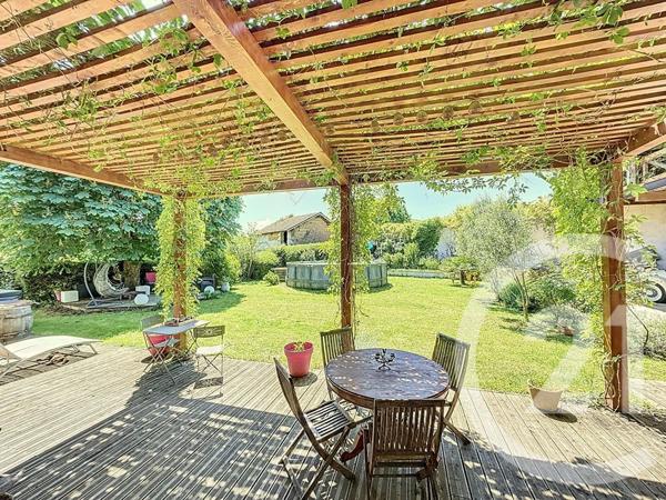 Maison à vendre  8 pièces - 324,50 m 2   DECINES CHARPIEU  - 69