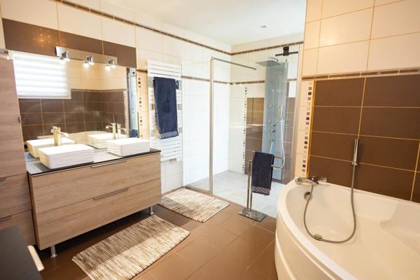 Maison d'exception, 220m², piscine, Pool house, 4 chambres, Triple Garage 90m², Terrain 1560m² sans vis-à-vis à Pau (64)