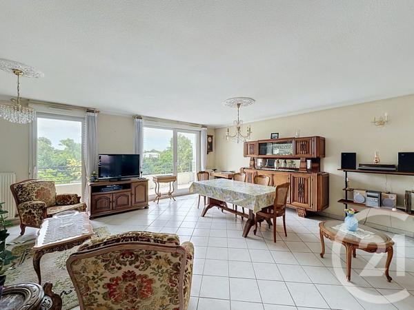 Appartement F4 à vendre  4 pièces - 82 m 2   ST PRIEST  - 69