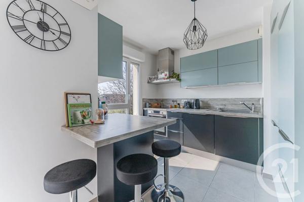 Appartement F4 à vendre  4 pièces - 82 m 2   ST PRIEST  - 69