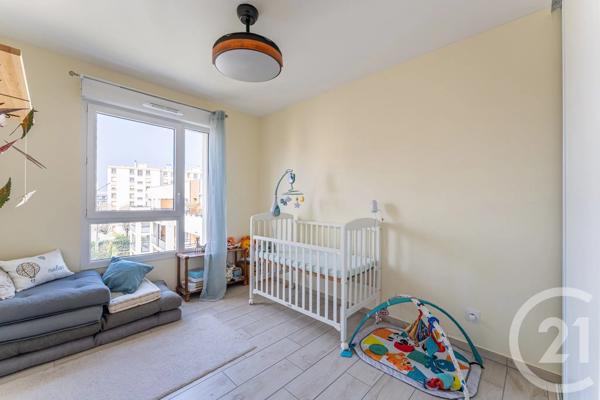 Appartement F4 à vendre  4 pièces - 82 m 2   ST PRIEST  - 69