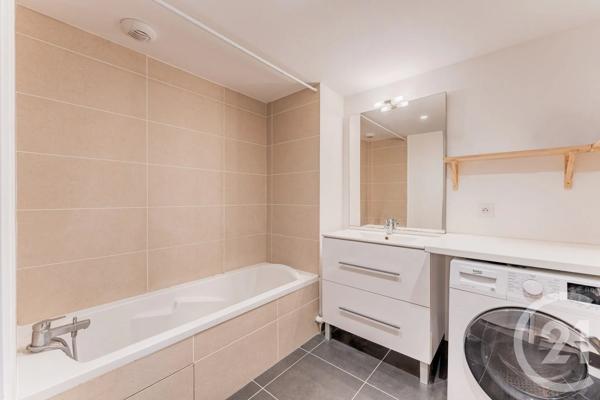 Appartement F4 à vendre  4 pièces - 82 m 2   ST PRIEST  - 69