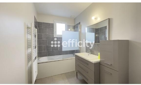 Maison
         4 pièces
        - 80 m² 241 000 € *