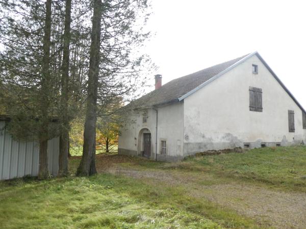 LE THILLOT (88) Ferme de 90m² habitables et 250m² d'anciennes granges et écuries à réhabiliter avec fort potentiel- 1.3 hectare de terrain, hangar.