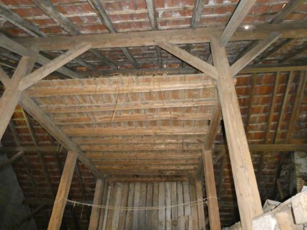 LE THILLOT (88) Ferme de 90m² habitables et 250m² d'anciennes granges et écuries à réhabiliter avec fort potentiel- 1.3 hectare de terrain, hangar.