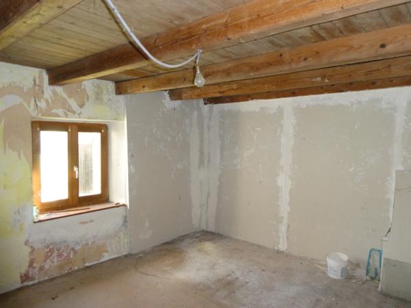 LE THILLOT (88) Ferme de 90m² habitables et 250m² d'anciennes granges et écuries à réhabiliter avec fort potentiel- 1.3 hectare de terrain, hangar.