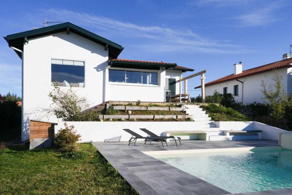 ARBONNE Maison moderne avec piscine et vue sur le magnifique Pays Basque