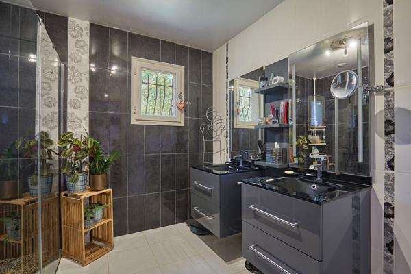 Maison Saint Cannat 9 pièce(s) 227 m2