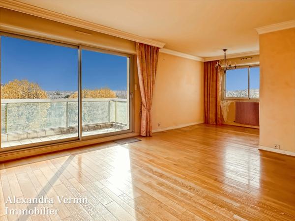 RARE centre ville appartement dernier étage avec ascenseur, terrasse, parking et box