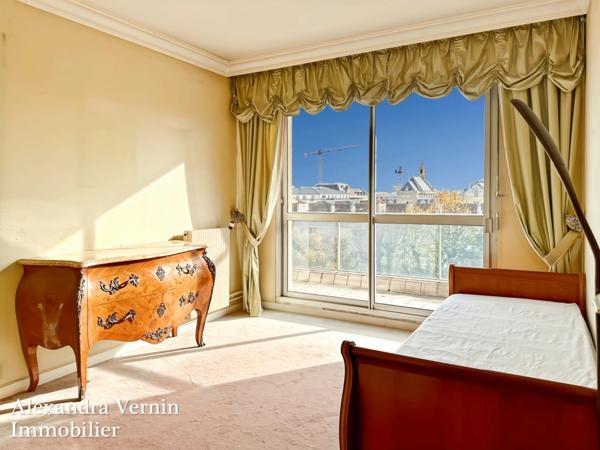 RARE centre ville appartement dernier étage avec ascenseur, terrasse, parking et box