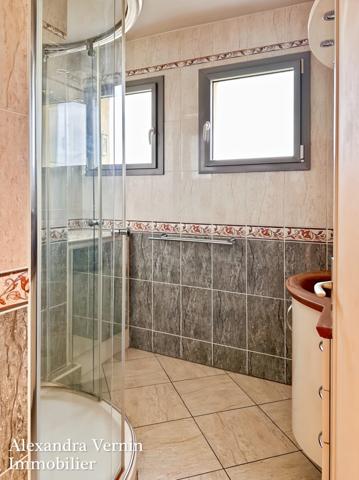 RARE centre ville appartement dernier étage avec ascenseur, terrasse, parking et box