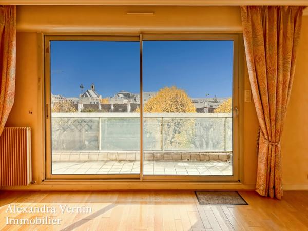 RARE centre ville appartement dernier étage avec ascenseur, terrasse, parking et box