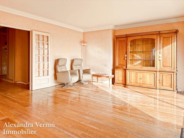 RARE centre ville appartement dernier étage avec ascenseur, terrasse, parking et box