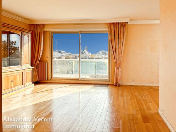 RARE centre ville appartement dernier étage avec ascenseur, terrasse, parking et box