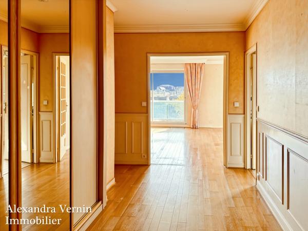 RARE centre ville appartement dernier étage avec ascenseur, terrasse, parking et box