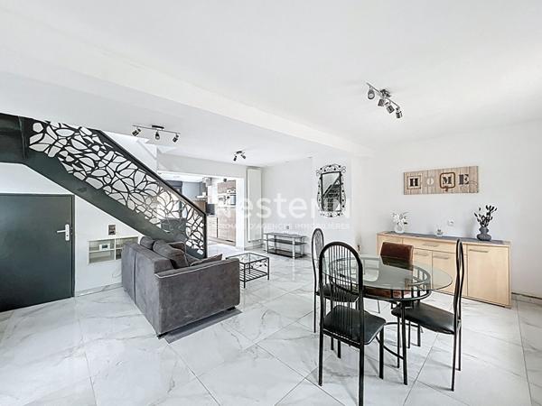 Maison avec intérieur rénovéesemi-individuelle de 85m² située à BEUVRAGES - 2 chambres - Jardin et garage - 143.500 euros